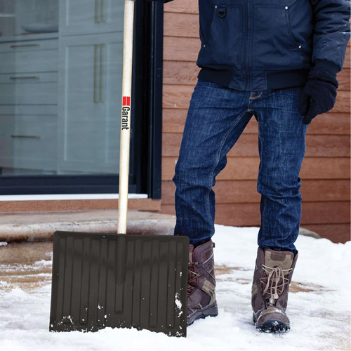 Pelle &agrave; neige Nordic, Lame Polypropyl&egrave;ne, Largueur 17-3/4", Manche Prise en D Brunswick Fyr & Safety