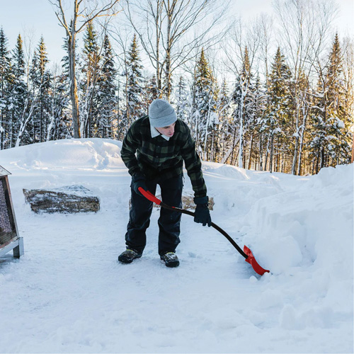 Pelle &agrave; neige Yukon, Lame Polypropyl&egrave;ne, Largueur 18", Manche Prise en D ergonomique Brunswick Fyr & Safety