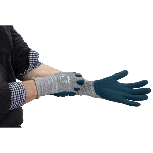 Gants &eacute;cologiques enduits et l&eacute;gers, 7, R&ecirc;vetement Mousse de nitrile, Calibre 15, Enveloppe en Polyester/rPET Brunswick Fyr & Safety