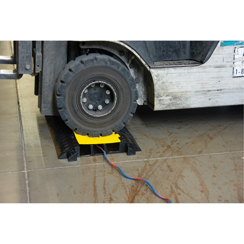 Protecteur de c&acirc;bles en polyur&eacute;thane, 3 canaux, 35,43" lo x 19,69" la x 3" h Brunswick Fyr & Safety