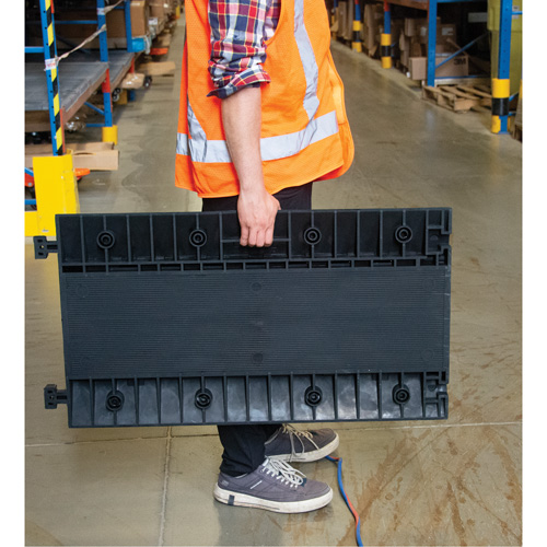 Protecteur de c&acirc;bles en polyur&eacute;thane, 3 canaux, 35,43" lo x 19,69" la x 3" h Brunswick Fyr & Safety