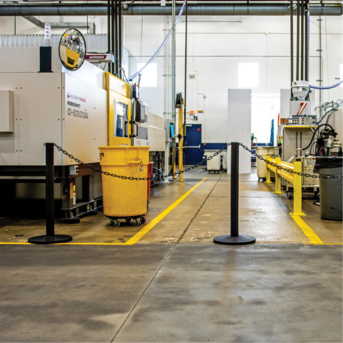 Ensemble de montants industriels avec chaîne en plastique, Hauteur de 37", Noir Brunswick Fyr & Safety