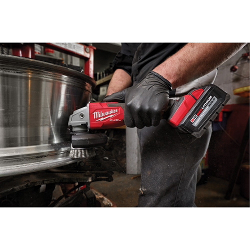 Meuleuse &agrave; frein &agrave; vitesse variable avec interrupteur &agrave; glissi&egrave;re verrouillable M18 Fuel, 18 V, Mandrin 5"/4-1/2", Lithium-ion Brunswick Fyr & Safety